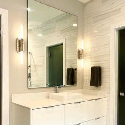 Rousseau Medium Vanity Wandleuchte mit graviertem Kristall – Nickel