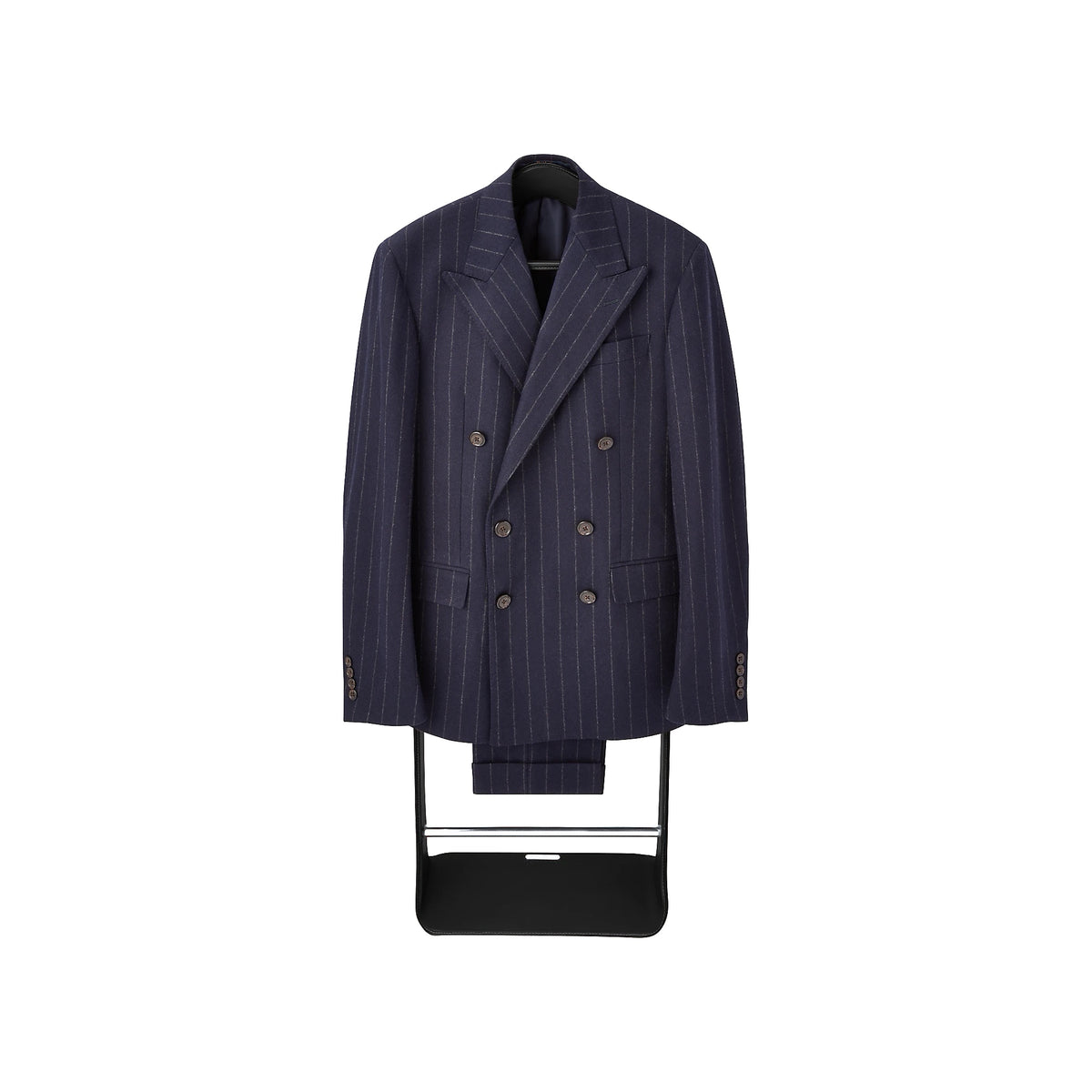 Valet de chambre Brennan cuir noir et nickel avec un costume, fond blanc