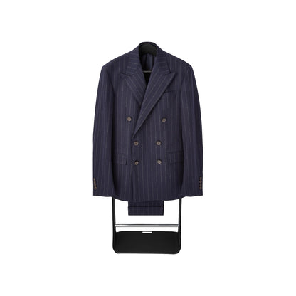 Valet de chambre Brennan cuir noir et nickel avec un costume, fond blanc