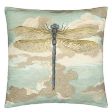 Charger l&#39;image dans la galerie, Coussin Dragonfly Over Clouds Sky Blue 
